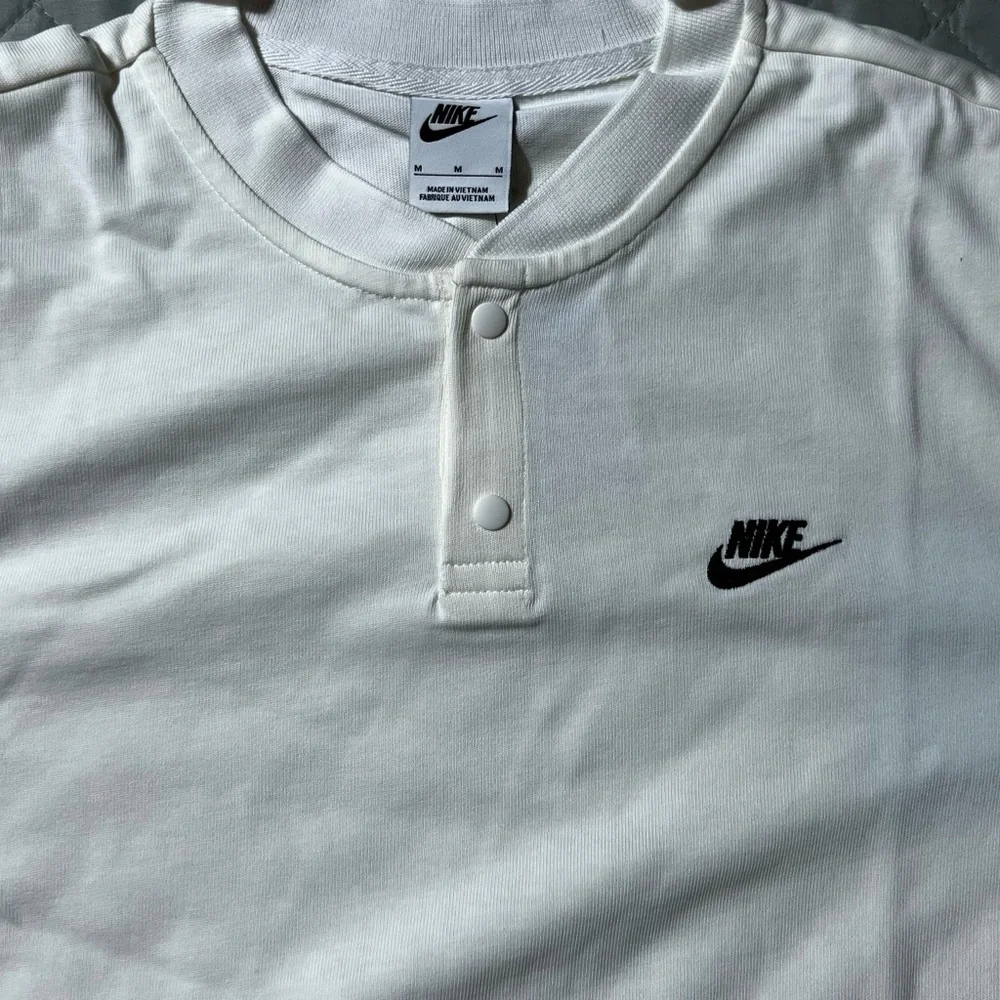 Nike‎ Men’s White Long Sleeve Henley Shirt Snap Button Size Medium
